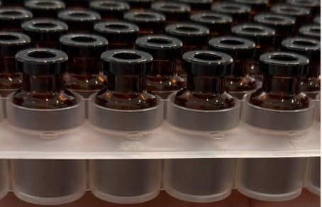 Open Sterile Vials Nest in Tub Sourced Globally by IVPACKS LLC